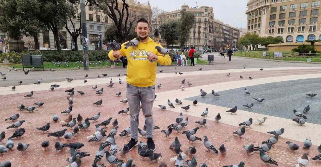 In Spanien Tauben füttern – Catalin Ruiu am Plaça de Catalunya.