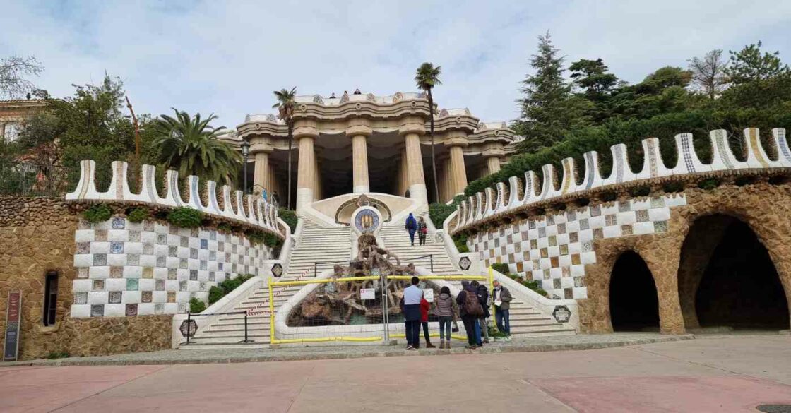 Catalin Ruiu besucht in Barcelona den Park Güell.