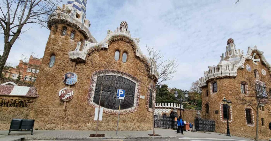 In Spanien im Park Güell. RE/MAX Makler Catalin Ruiu zu Besuch.