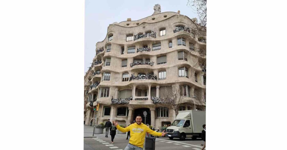 Catalin Ruiu in Barcelona vor dem Casa Milà.