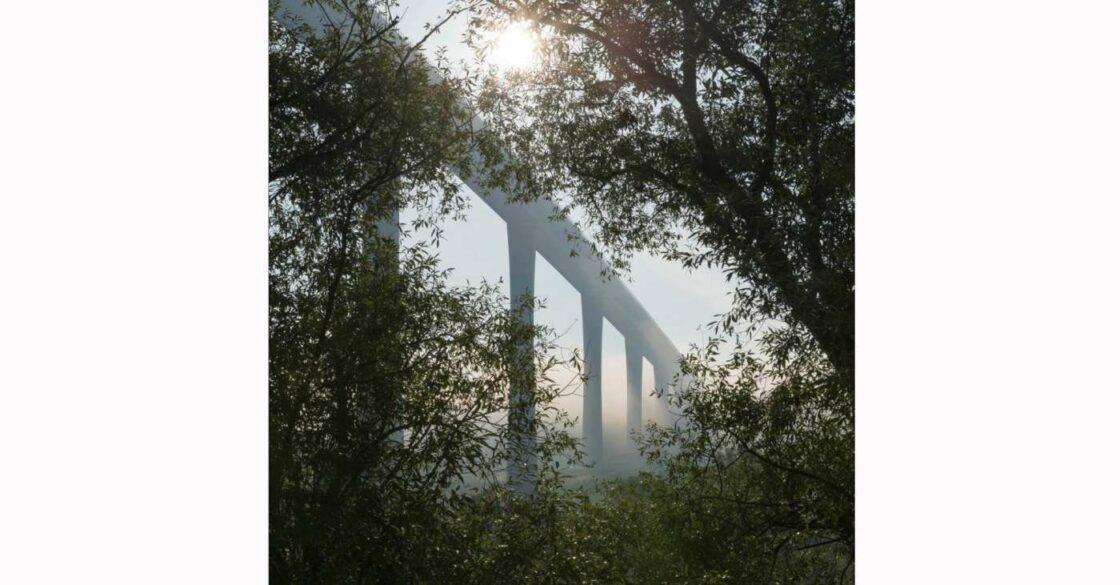 Die Hochmoselbrücke im Morgennebel bei Sonnenschein.