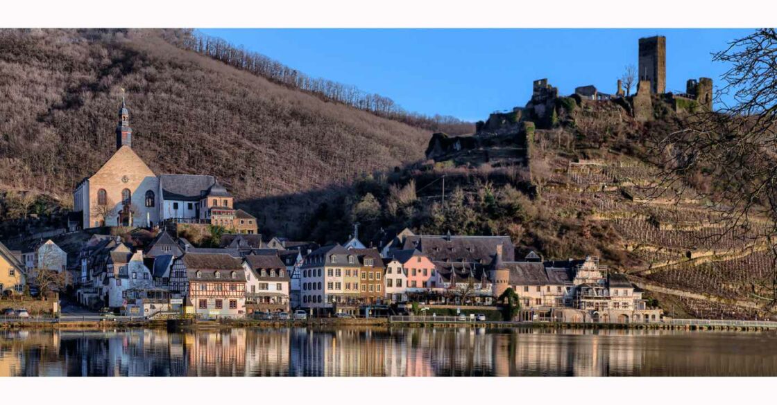 Fotografie mit Blick über die Mosel auf Beilstein und Burg Metternich.