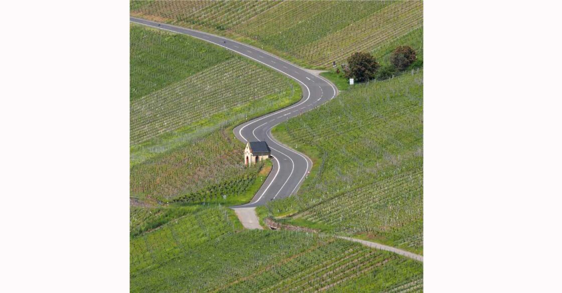 Eine kleine Kapelle an einer Landstraße auf einem Weinberg.