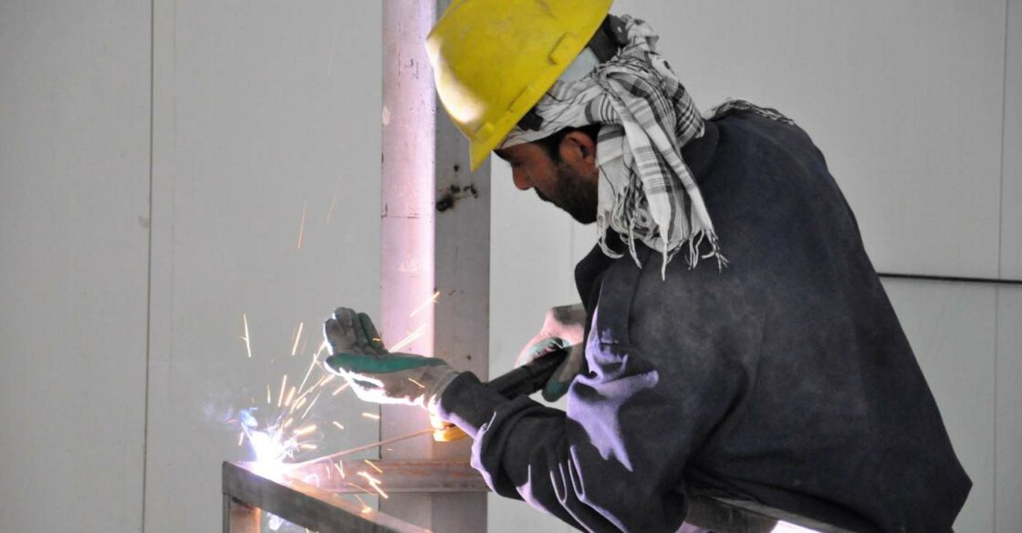 Fragwürdige Schutzmaßnahme beim Schweißen eines Arbeiters.