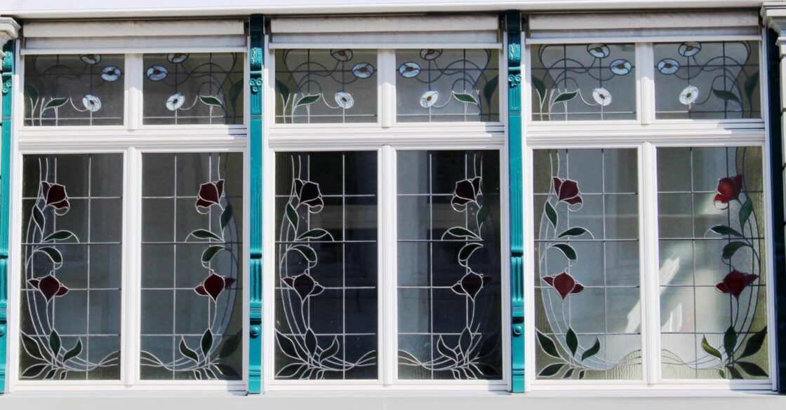 Art nouveau bruxelles à voir à une fenêtre.