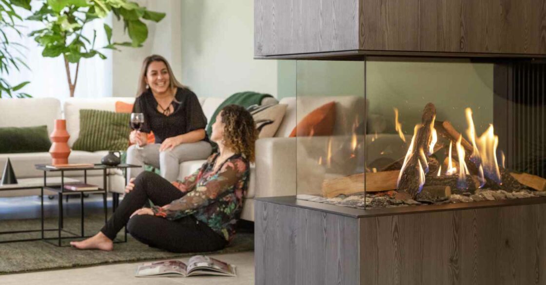 Offener Gaskaminofen im Wohnzimmer schafft ein wohlfühlendes Ambiente.